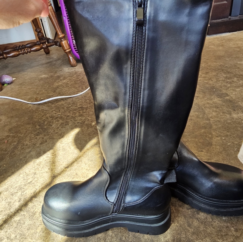 Boots - Picture 2 of 12